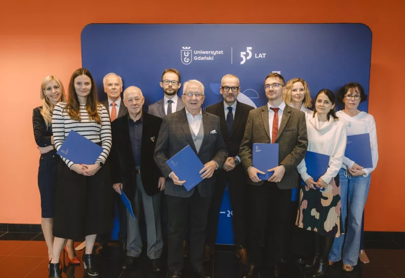 Dyrektor WUG dr Joanna Kamień i laureaci XII edycji Konkursu WUG: dr Liwia Delińska, prof. dr hab. Mirosław Szreder, prof. dr hab. Zdzisław Brodecki, dr Arkadiusz Kozłowski, prof. dr hab. Edmund Wittbrodt, prof. dr hab. Piotr Stepnowski, dr Karol Gregorczuk, dr Olga Śniadach, dr Anna Podolska, dr hab. Hanna Dymel-Trzebiatowska, prof. UG