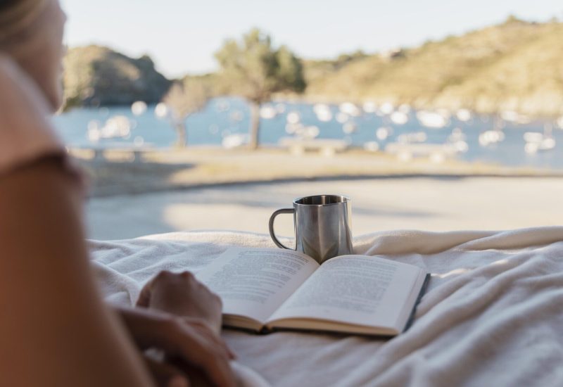 clouse-up-beautiful-woman-enjoying-breakfast